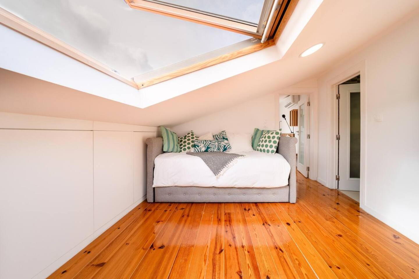 Castle-View Penthouse Duplex In Lisbon *